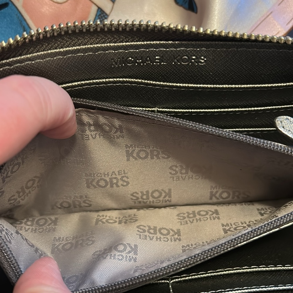 Michael Kors Metallic big zip around Wallet - Picture 5 of 11
